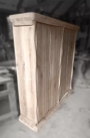 Unikatna polica za vino od masiva hrasta sa organskim, krivudavim linijama frontova i vidljivim godovima drveta.