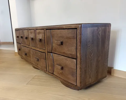 Detalj teksture punog hrastovog drveta i ručno rađenih drvenih ručki na komodi