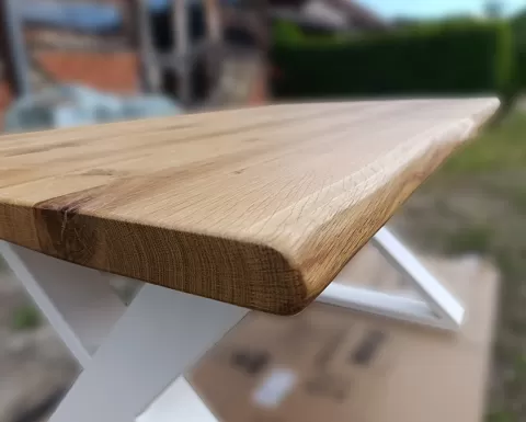 Detalj ploče od masivnog hrasta sa prirodnom strukturom i godovima